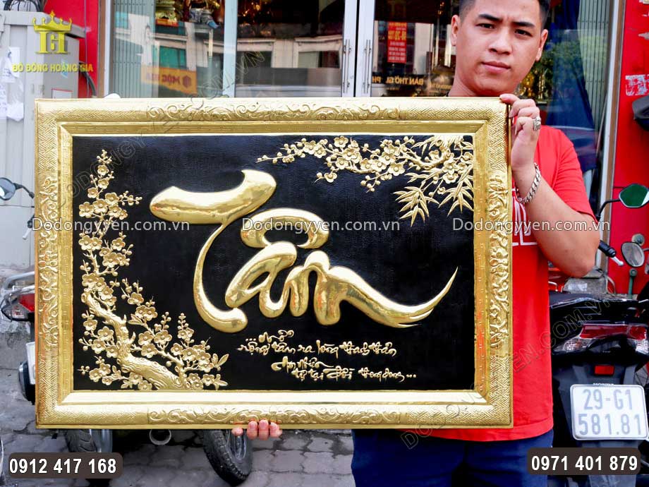 Từng họa tiết hoa văn tr&ecirc;n vật phẩm được chạm th&uacute;c sắc n&eacute;t, tỉ mỉ